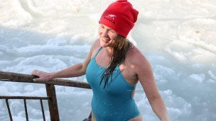 Женщина во время купания