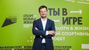 Участник проекта "Ты в игре" на фоне пресс-вола