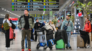 Пассажиры в терминале аэропорта