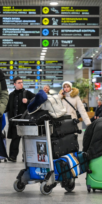 Пассажиры в терминале аэропорта