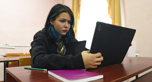 Школьница с планшетом 