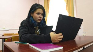Школьница с планшетом 