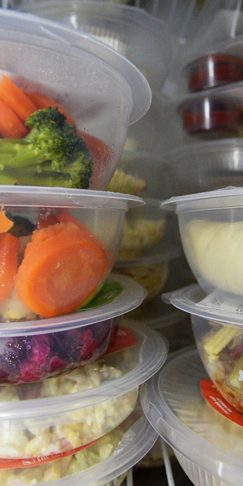 Контейнеры с готовыми блюдами на производстве готовой еды