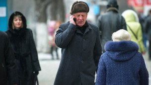 мужчина прохожий говорит по телефону