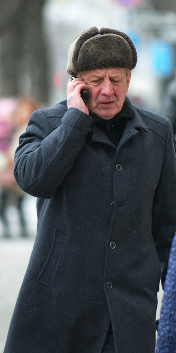 мужчина прохожий говорит по телефону