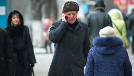 мужчина прохожий говорит по телефону