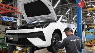 Рабочие на производственной линии Московского автомобильного завода