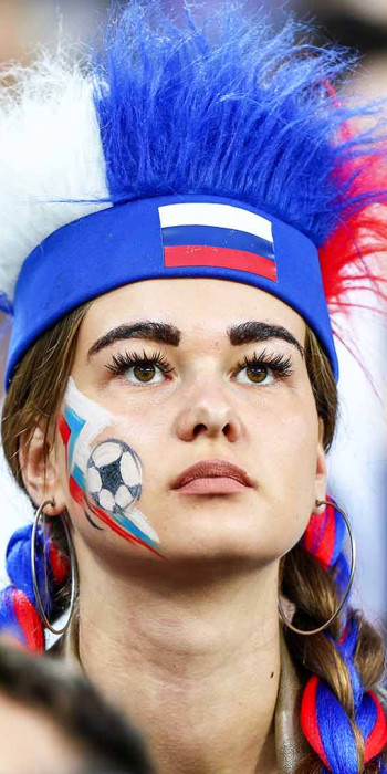 футбольная болельщица на стадионе