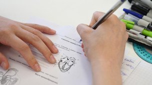 Shkol'nik-zapolnyayet-rabochuyu-tetrad'-na-uroke-biologii