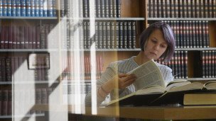 Девушка читает книгу 