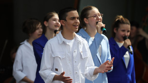 Дети на сцене 