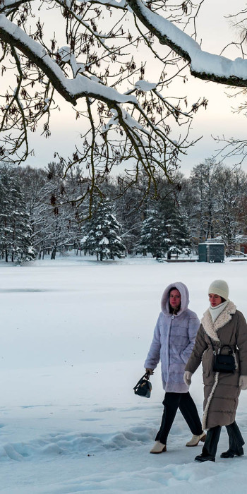 Отдыхающие гуляют в Государственном заповеднике