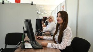 Женщины работают за компьютерами в офисе