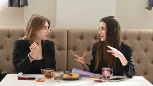 Студентки в кафе университета разговаривают