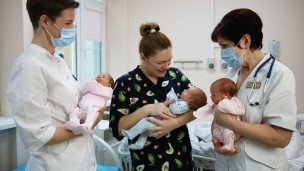 Мать тройняшек в роддоме