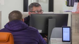  Сотрудник и посетитель в МФЦ
