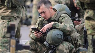 Военнослужащий с мобильным телефоном