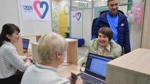 Многодетная семья на приеме в "Семейном МФЦ" для обслуживания и сопровождения семей с детьми