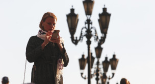 Женщина с телефоном на улице