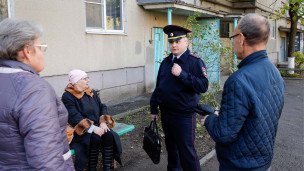 Участковый беседует с жильцами дома