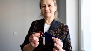 Женщина демонстрирует ключ от своей квартиры в новом ЖК