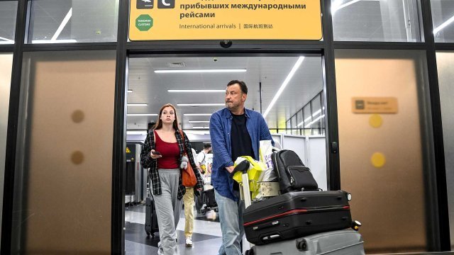 turisti-v-aeroportu
