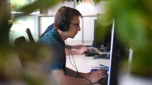 Сотрудник компании работает в офисе