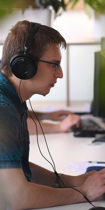 Сотрудник компании работает в офисе