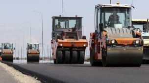 дорожная техника во время укладки асфальта
