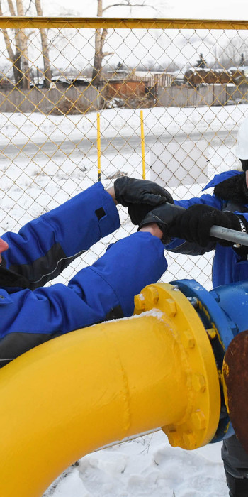 Сотрудники  устанавливают газовое оборудование 