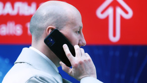 Мужчина разговаривает по телефону