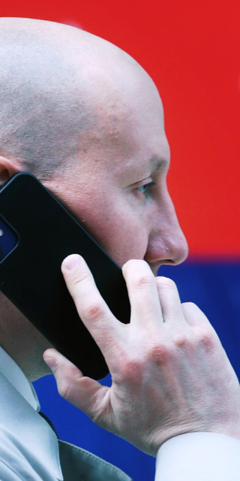 Мужчина разговаривает по телефону