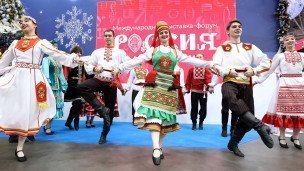 Танцоры в национальных костюмах