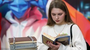 Девушка с книгой в молодежном центре "30/09"