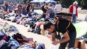 Мужчина во время раздачи гуманитарной помощи
