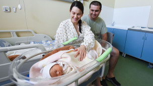 Молодые родители с новорожденным ребенком