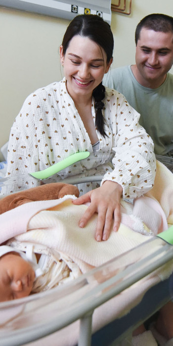 Молодые родители с новорожденным ребенком