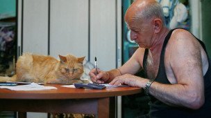 Мужчина заполняет квитанцию жилищно-коммунальных услуг