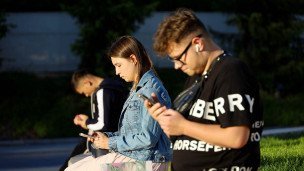  Горожане со смартфонами на улице
