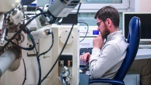 Ученый во время работы в лаборатории 
