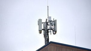Vyshka-mobil'noy-svyazi-s-antennami-na-vysotnom-pomeshchenii