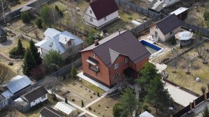 Частный дом на земельном участке вид сверху