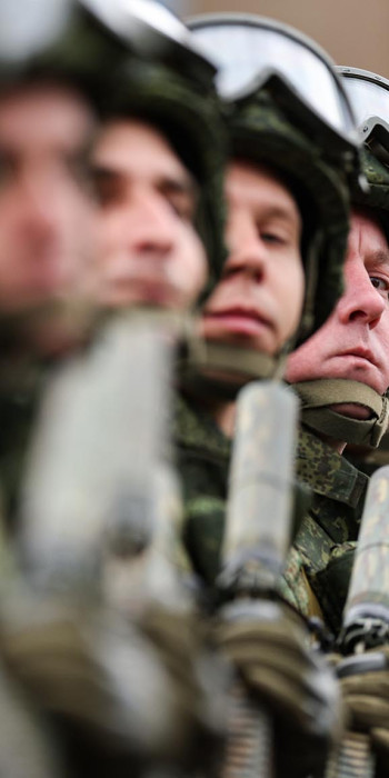 Участники специальной военной операции во время парада