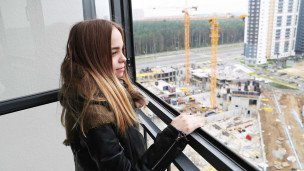 Воспитанница детского дома на балконе