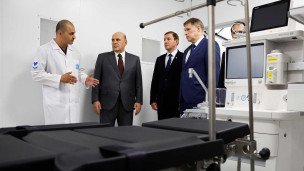 Председатель правительства РФ Михаил Мишустин во время посещения Республиканской больницы в Горно-Алтайске