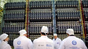 Сотрудники на предприятии комплекса госкорпорации "Росатом"