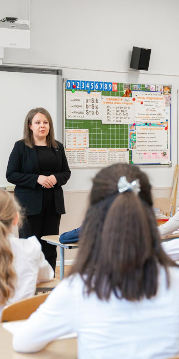 Учитель на уроке в классе 