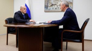 Премьер-министр РФ Михаил Мишустин и губернатор Калужской области Владислав Шапша (слева направо) во время встречи.