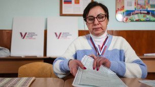 Передача бюллетеней для голосования на выборах 