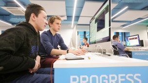 студенты за компьютером